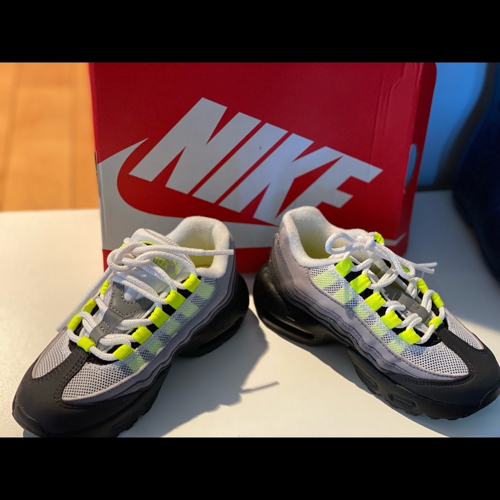 Great Condition Unixex kid Nike sneakers